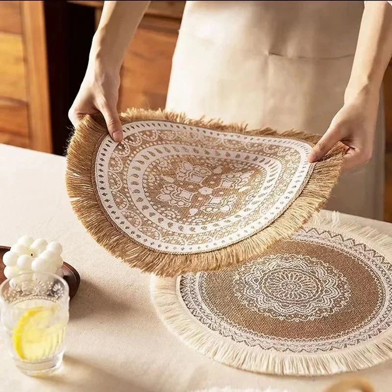Sousplats Trançada com Franjas e Detalhes de Pompom para Sala de Jantar (Kit com 4x)